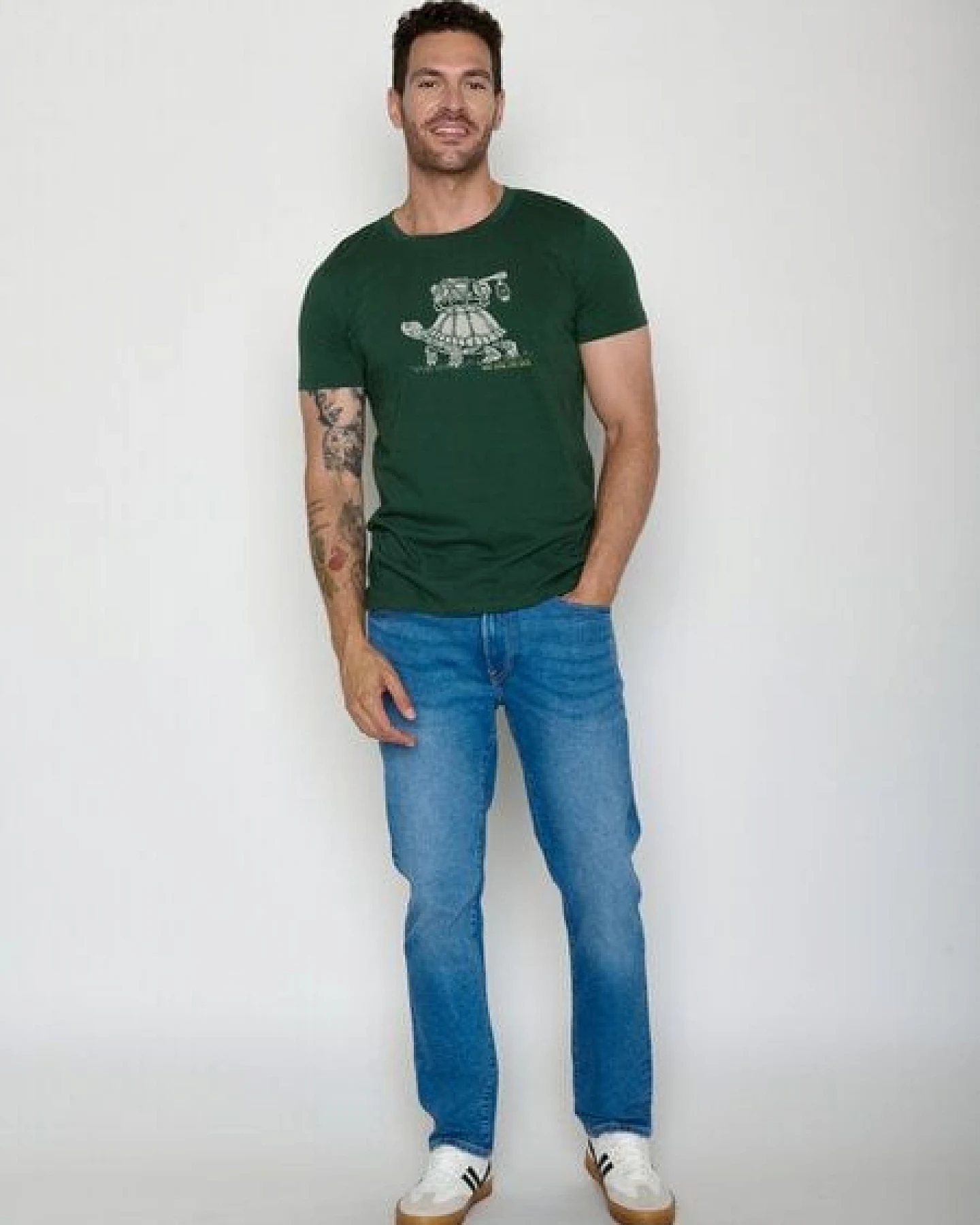 GREENBOMB Turtle Walk Guide - Sportliches T-Shirt aus Bio-Baumwolle / hochwertiger Print / GOTS / Fair & Vegan – Ansicht 3