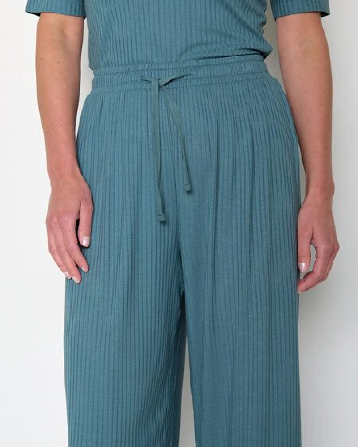 GREENBOMB Basic Mood - Lässige Hose aus LENZING ECOVERO / Fair & Vegan – Ansicht 2