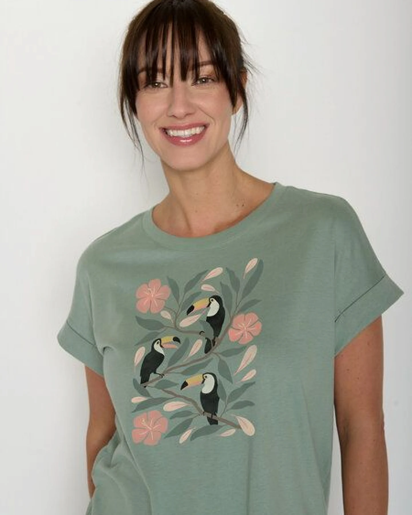 GREENBOMB Tucan Flower Loony - Sportliches T-Shirt aus Bio-Baumwolle mit Rollup Sleeve / hochwertiger Print / GOTS / Fair & Vegan – Ansicht 2