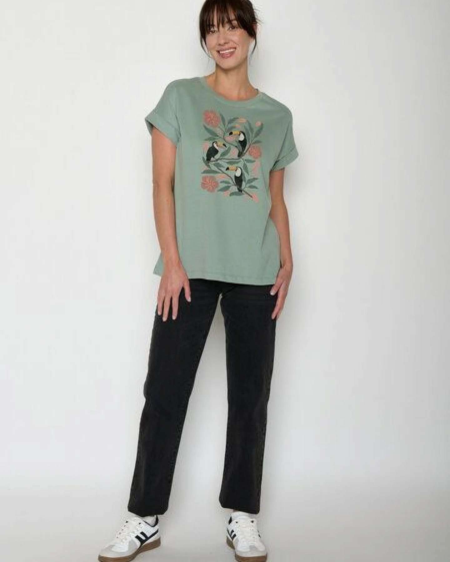 GREENBOMB Tucan Flower Loony - Sportliches T-Shirt aus Bio-Baumwolle mit Rollup Sleeve / hochwertiger Print / GOTS / Fair & Vegan – Ansicht 3