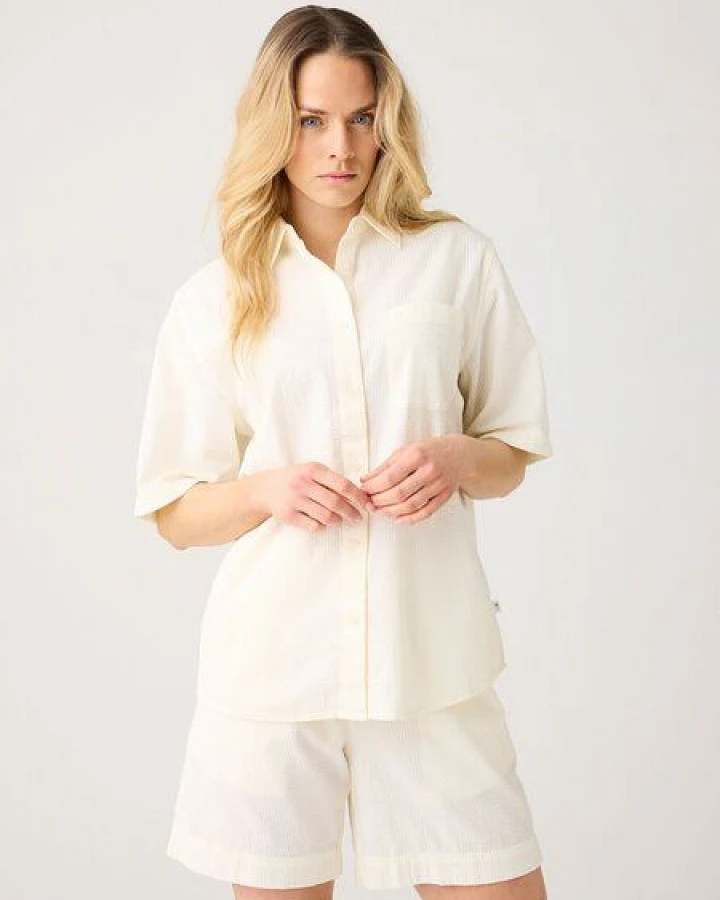 KnowledgeCotton Apparel Lockere Seersucker-Bluse mit kurzen Ärmeln aus Bio-Baumwolle