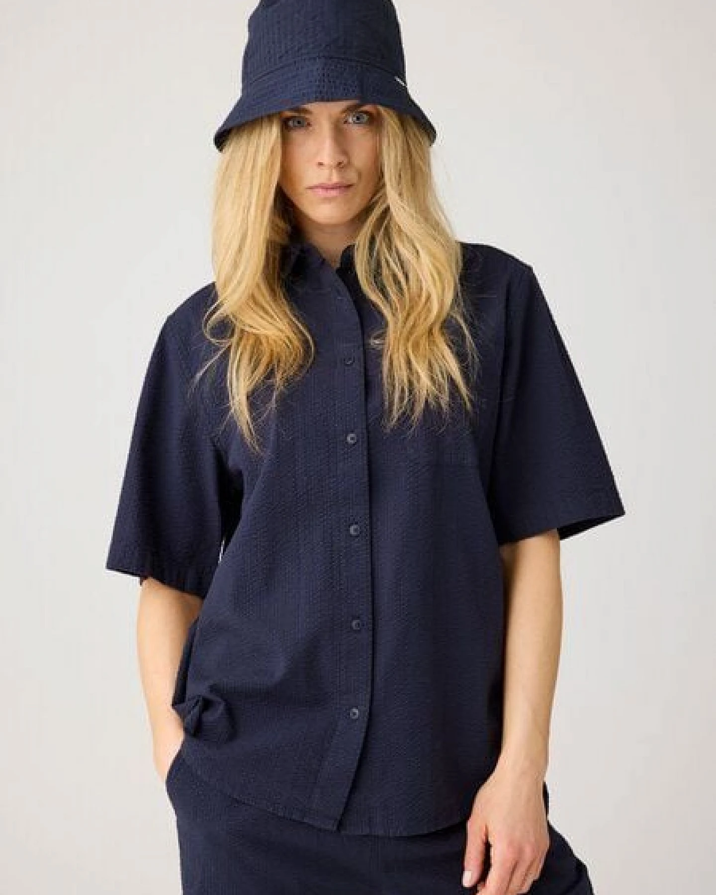 KnowledgeCotton Apparel Lockere Seersucker-Bluse mit kurzen Ärmeln aus Bio-Baumwolle – Ansicht 2