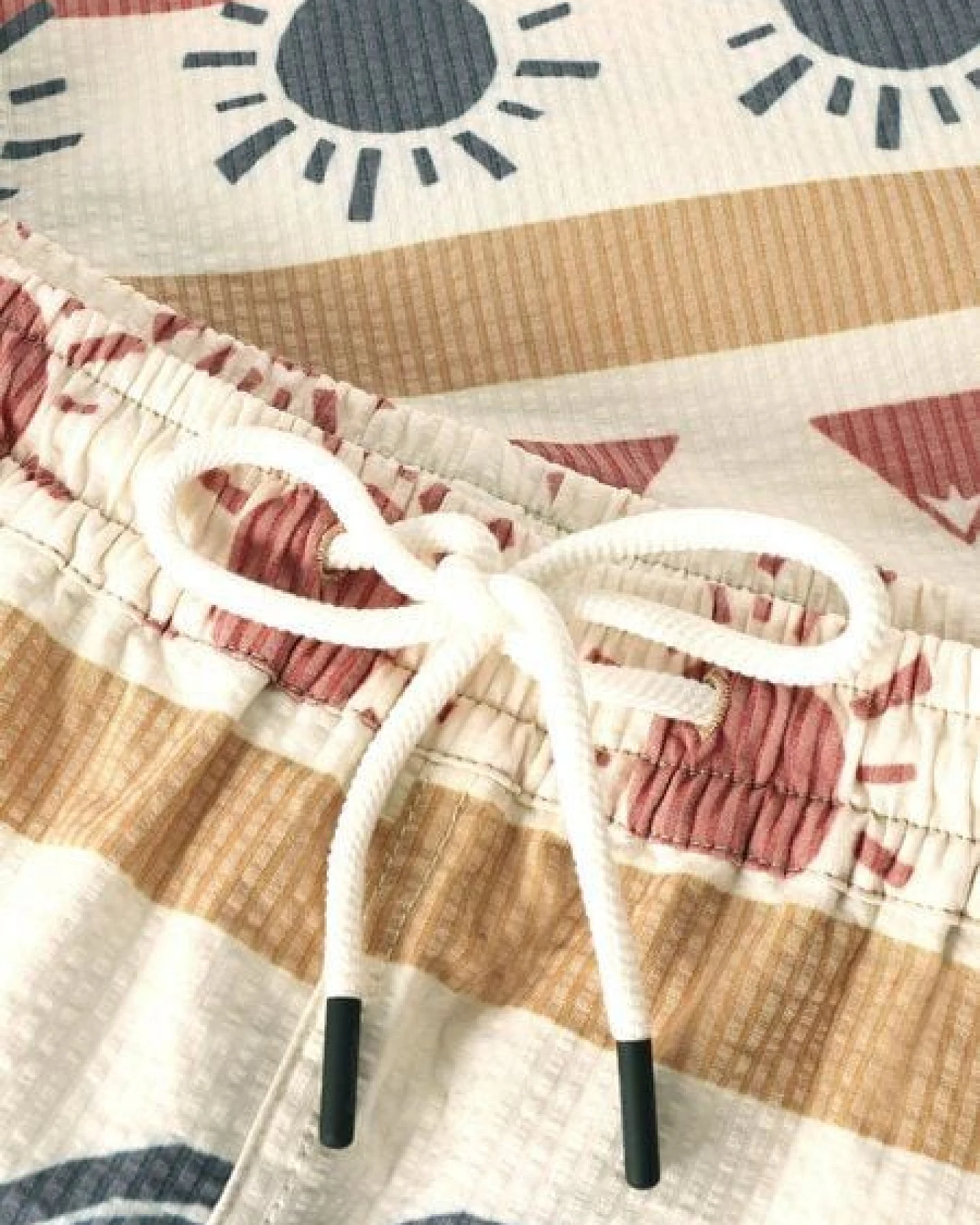 KnowledgeCotton Apparel Mittellange Seersucker-Badeshorts aus Bio-Baumwolle – Ansicht 4