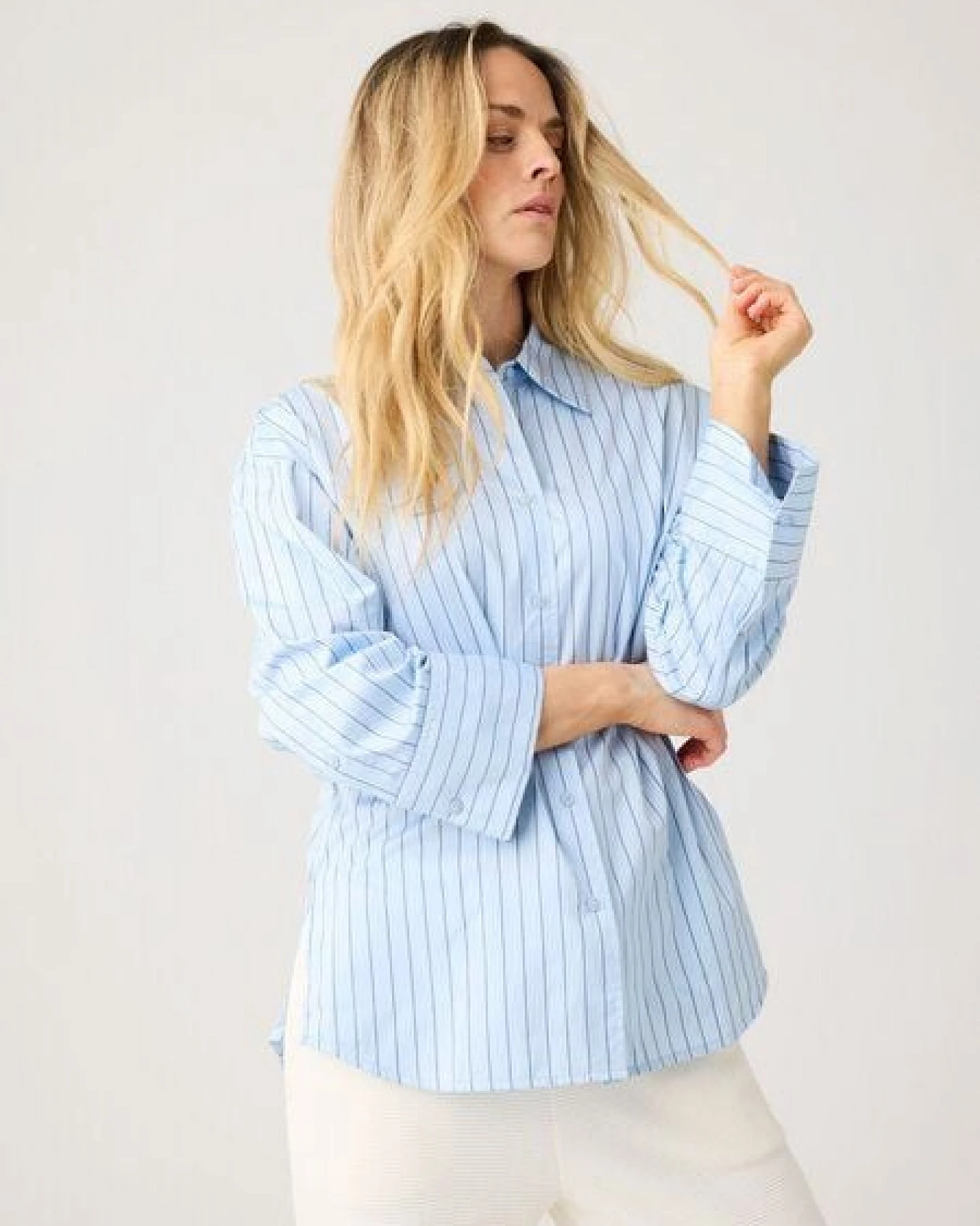 KnowledgeCotton Apparel Lockere Bluse DEW mit Pinstripes aus Bio-Baumwolle – Ansicht 2