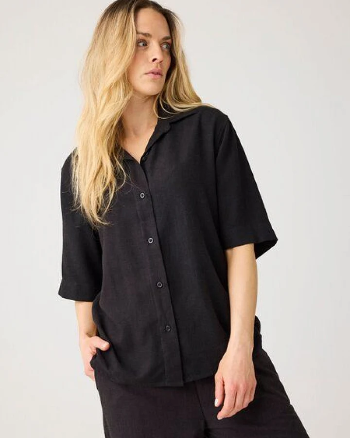 KnowledgeCotton Apparel Lockere Kurzarmbluse aus Ecovero und Bio-Leinen
