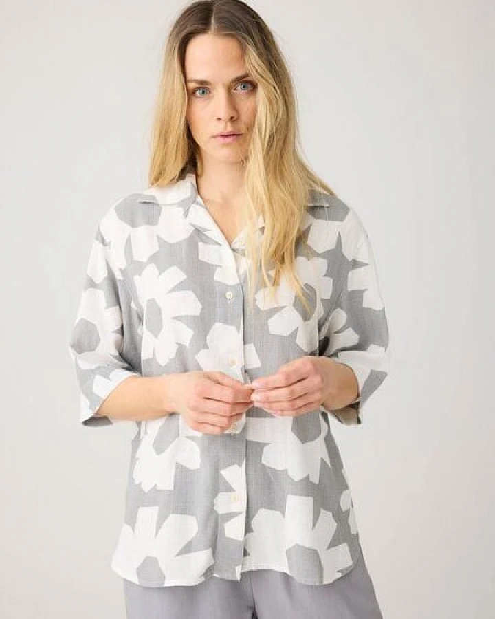 KnowledgeCotton Apparel Lässige Kurzarmbluse mit Flower-Print aus Bio-Leinen-Lyocell-Mix