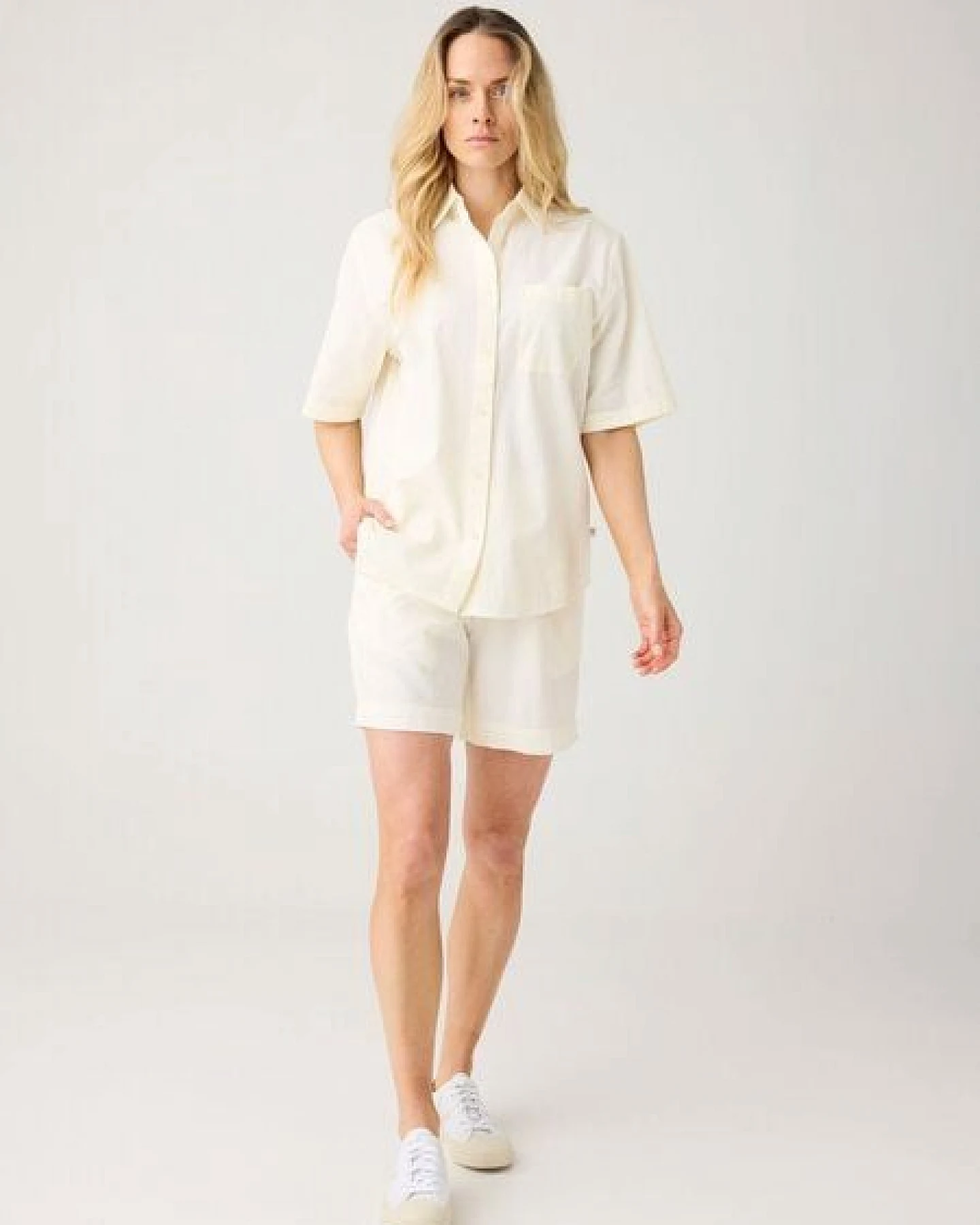KnowledgeCotton Apparel Weite Seersucker-Shorts POSEY aus Bio-Baumwolle – Ansicht 2