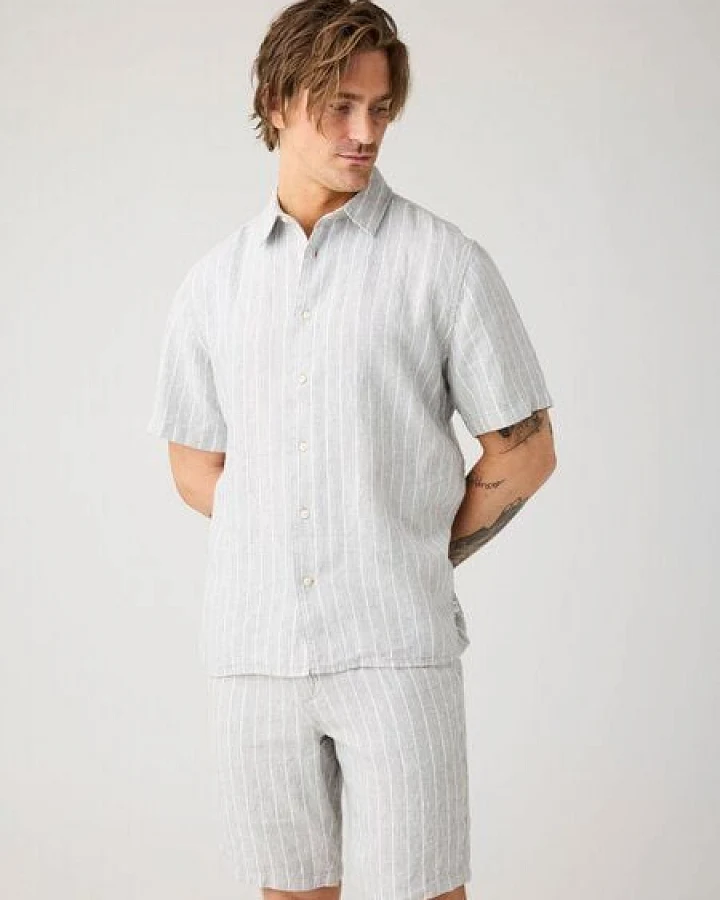 KnowledgeCotton Apparel Lockeres Kurzarmhemd Pinstriped aus Bio-Leinen
