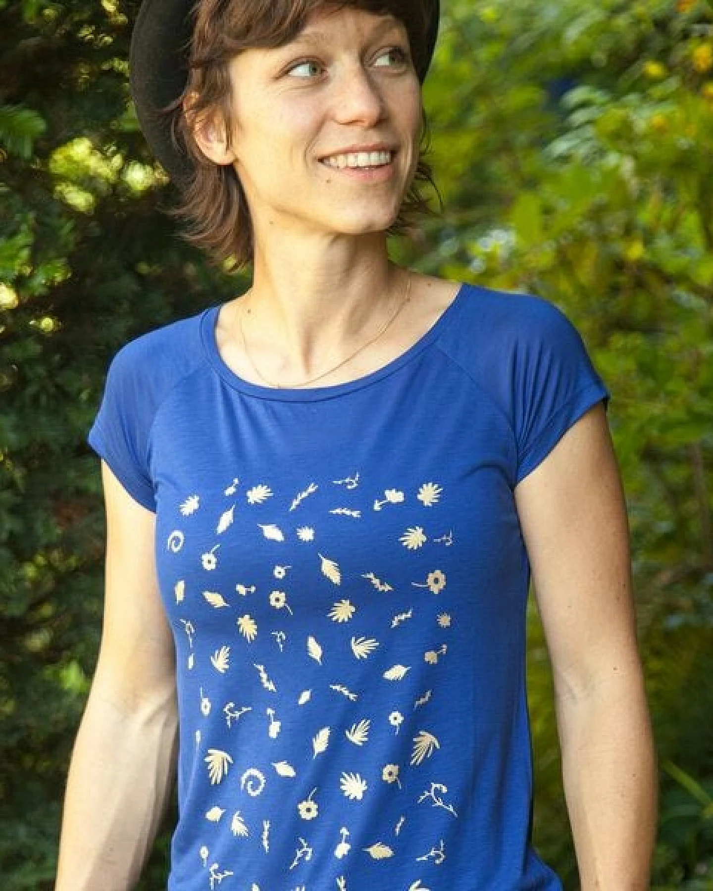 päfjes Goldene Blüten & Blätter - Fair gehandeltes Frauen T-Shirt mit TENCEL Lyocell – Ansicht 2