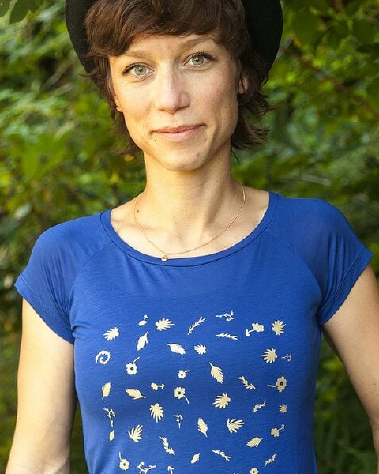 päfjes Goldene Blüten & Blätter - Fair gehandeltes Frauen T-Shirt mit TENCEL Lyocell – Ansicht 3