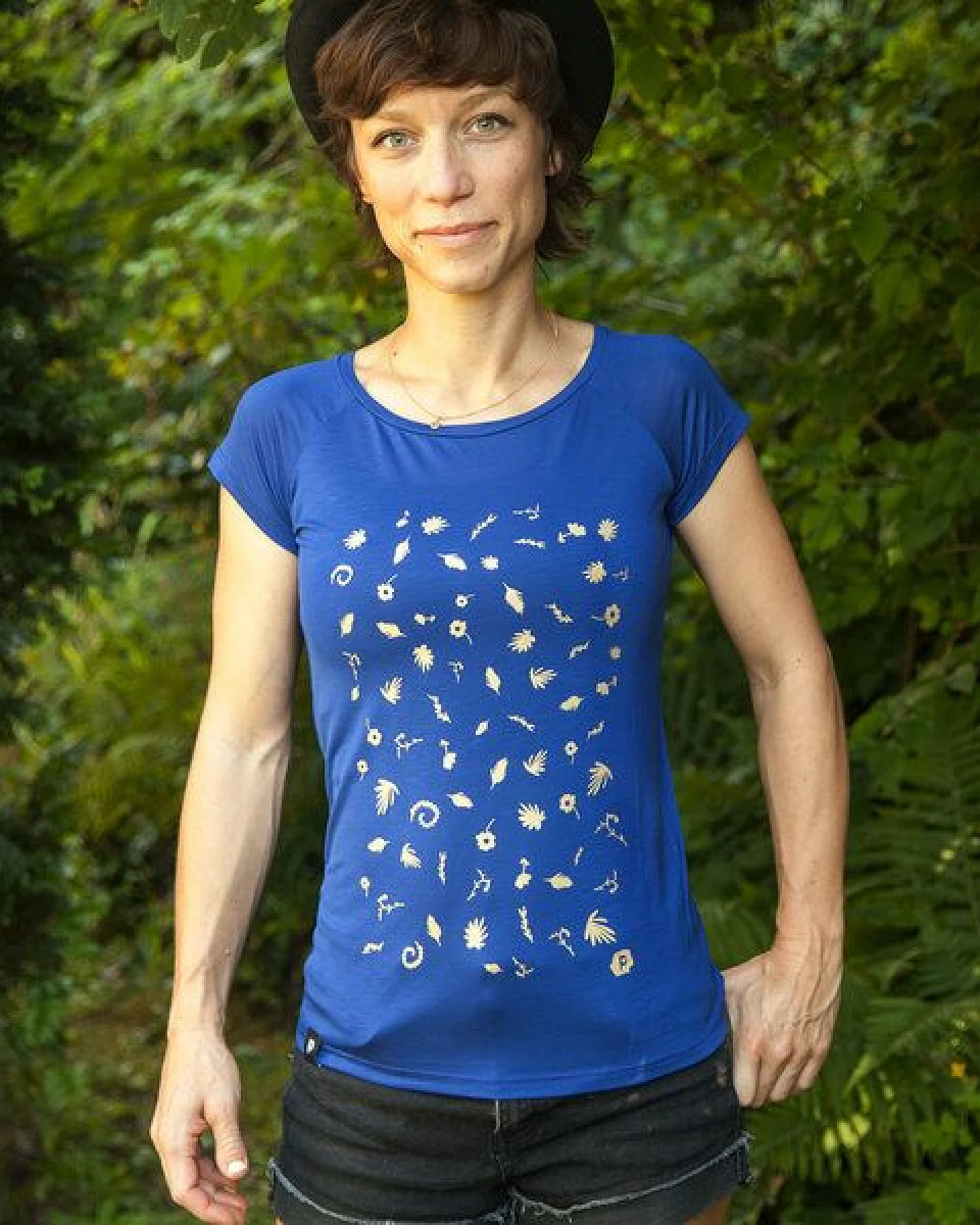 päfjes Goldene Blüten & Blätter - Fair gehandeltes Frauen T-Shirt mit TENCEL Lyocell – Ansicht 2