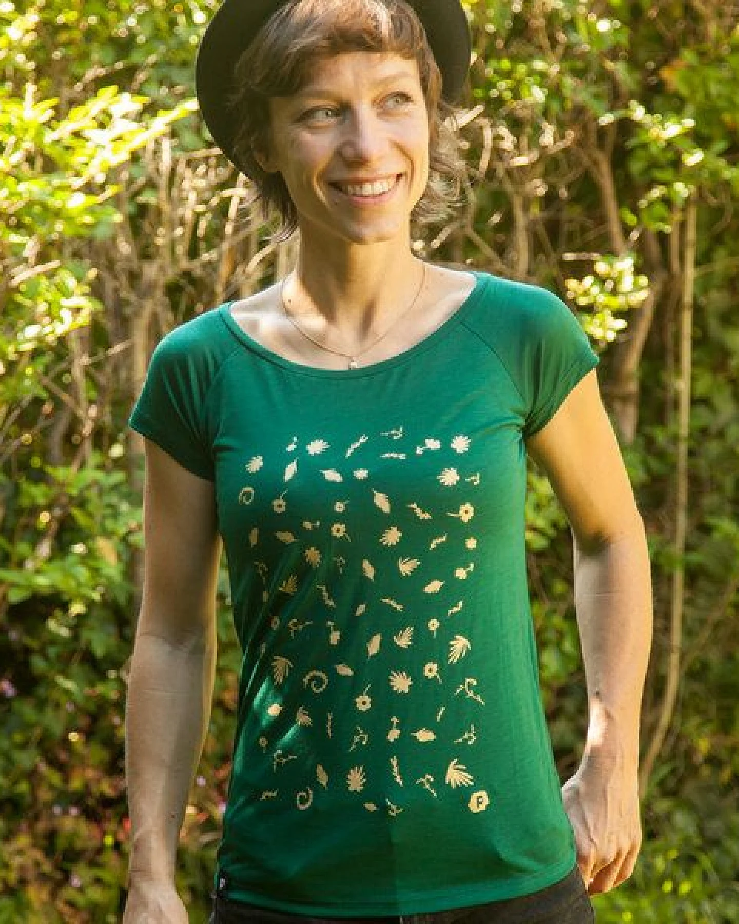 päfjes Goldene Blüten & Blätter - Fair gehandeltes Frauen T-Shirt mit TENCEL Lyocell – Ansicht 2