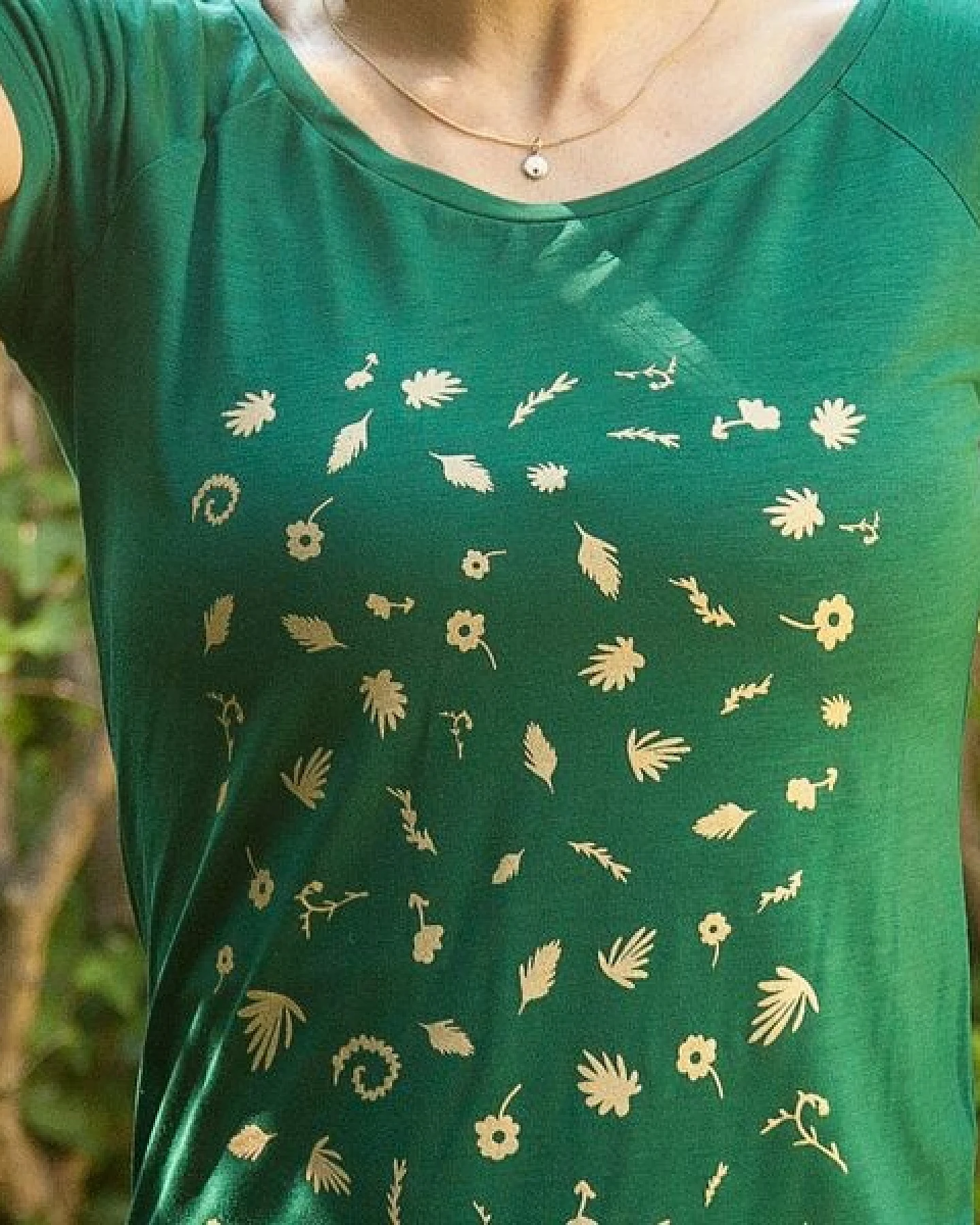 päfjes Goldene Blüten & Blätter - Fair gehandeltes Frauen T-Shirt mit TENCEL Lyocell – Ansicht 3