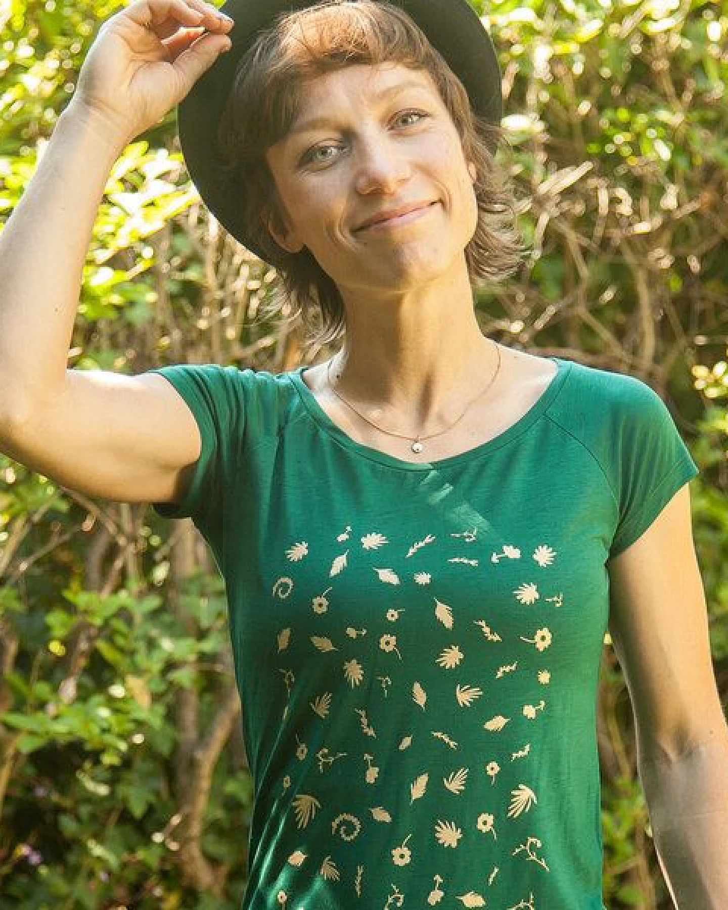 päfjes Goldene Blüten & Blätter - Fair gehandeltes Frauen T-Shirt mit TENCEL Lyocell – Ansicht 3