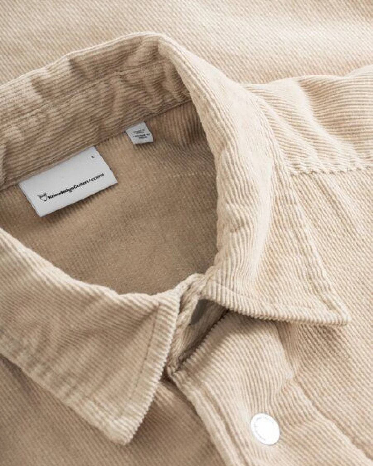 KnowledgeCotton Apparel Wattiertes Corduroy Overshirt aus Biobaumwolle, Light Feather Grey – Ansicht 2