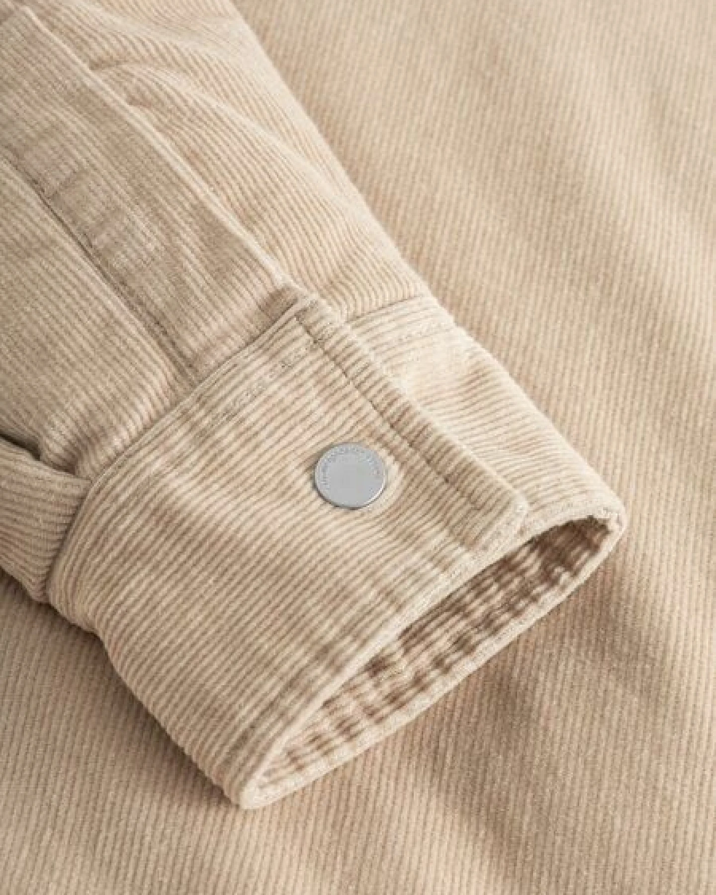 KnowledgeCotton Apparel Wattiertes Corduroy Overshirt aus Biobaumwolle, Light Feather Grey – Ansicht 4