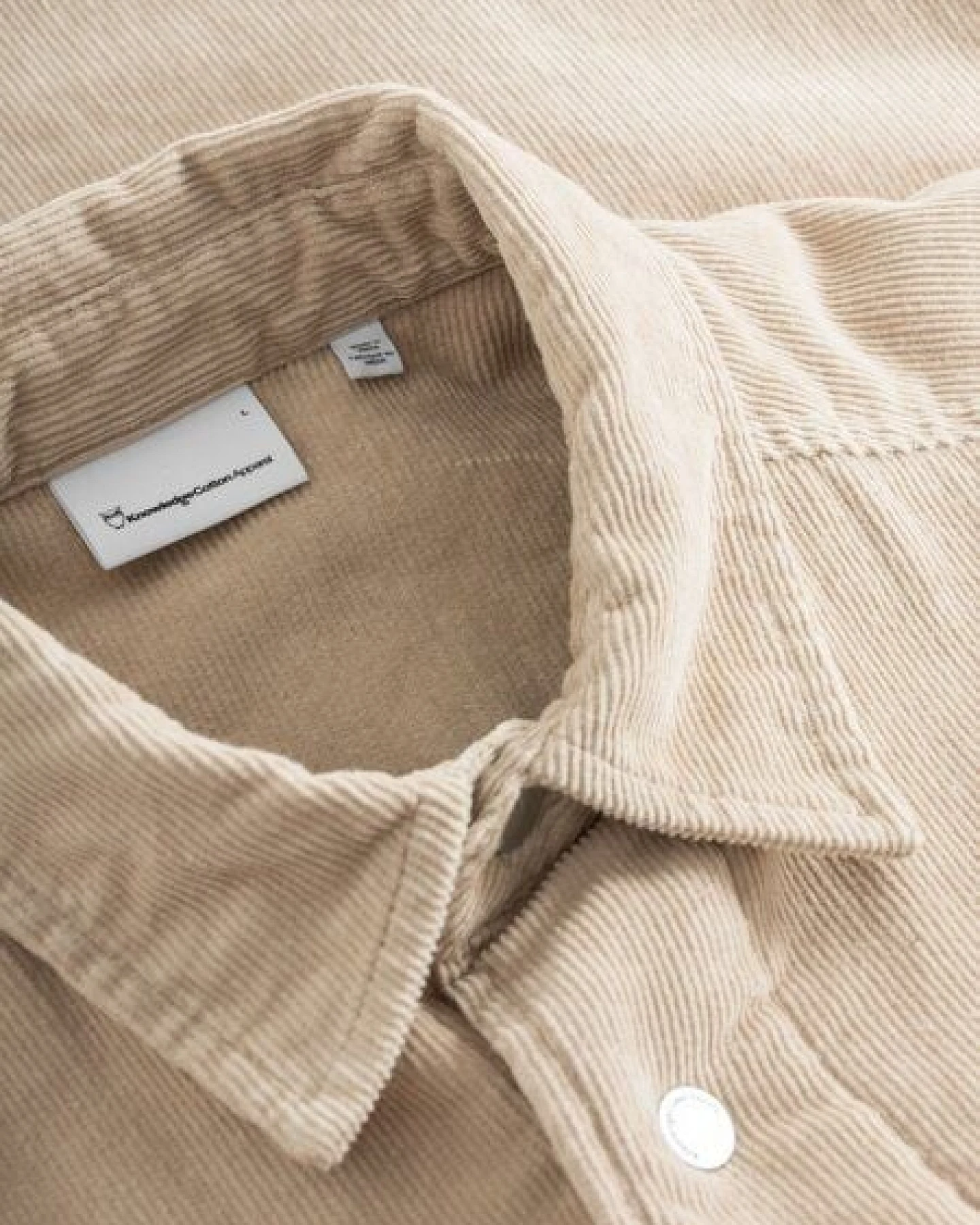 KnowledgeCotton Apparel Wattiertes Corduroy Overshirt aus Biobaumwolle, Light Feather Grey – Ansicht 2