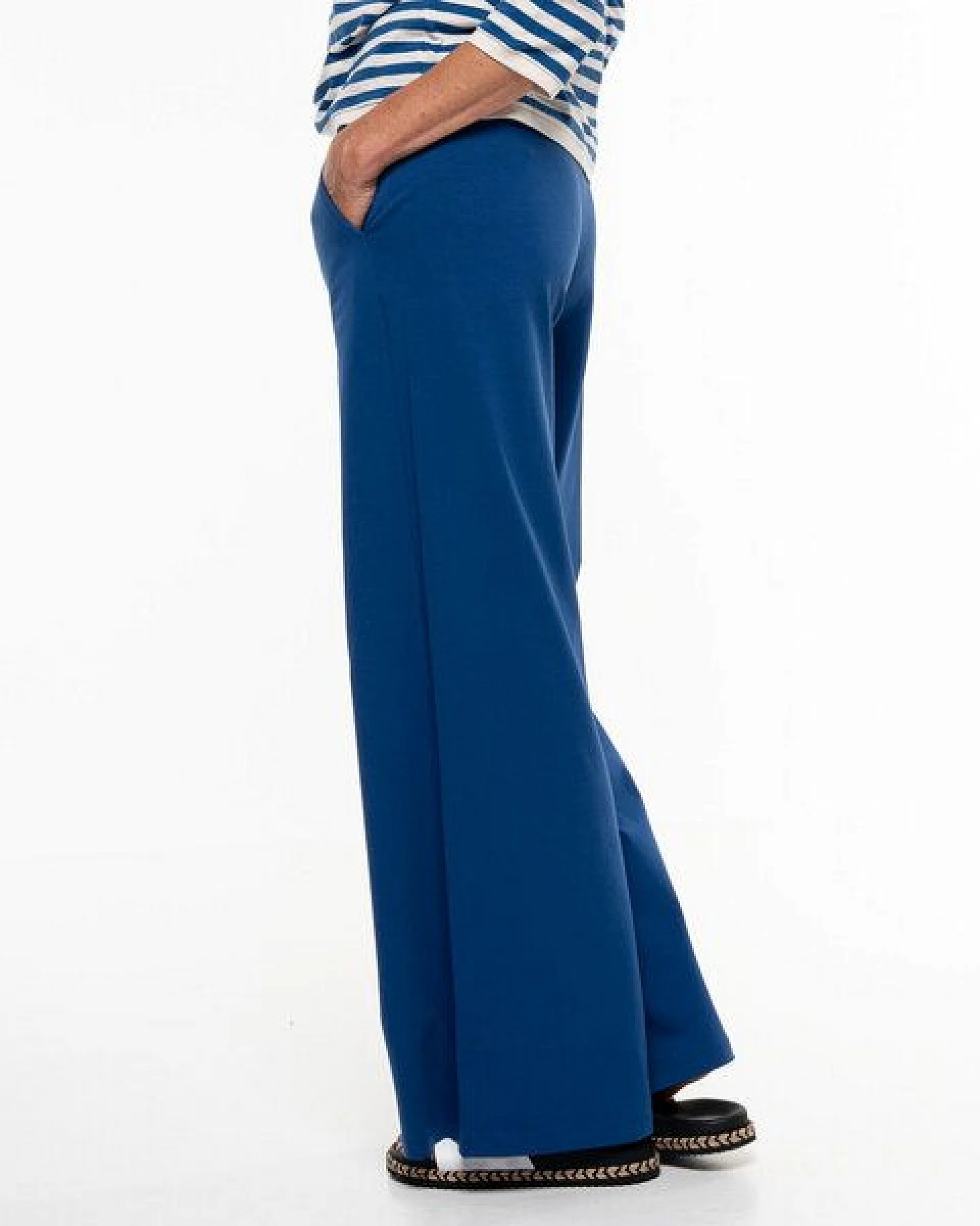 Alma & Lovis Lässige Marlenehose aus Organic Cotton – Ansicht 3