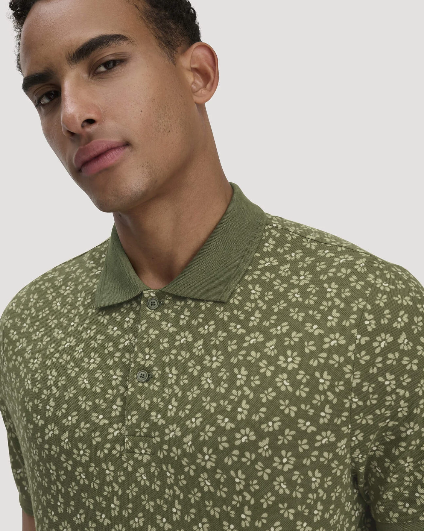 hessnatur Herren Print Piqué Polo Relaxed aus Bio-Baumwolle - grün - Größe 46 – Ansicht 4