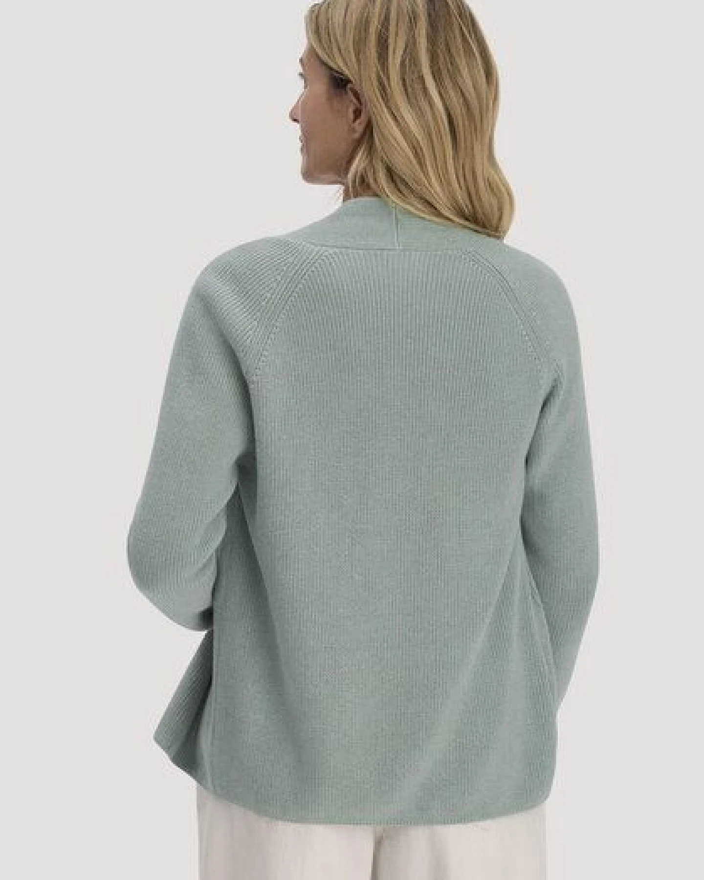 hessnatur Strick Jacke Regular aus reiner Bio-Baumwolle – Ansicht 2