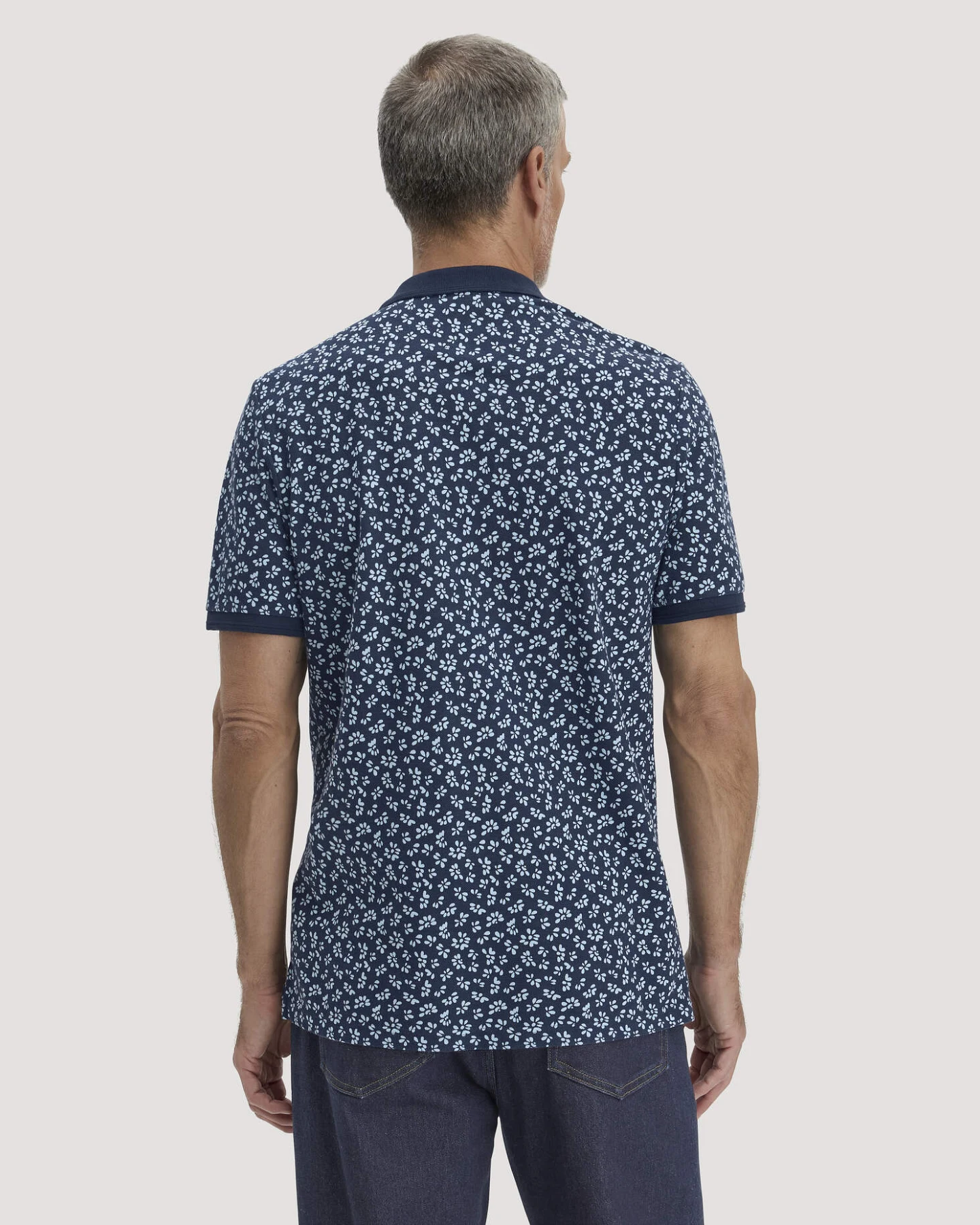 hessnatur Herren Print Piqué Polo Relaxed aus Bio-Baumwolle - blau - Größe 46 – Ansicht 3