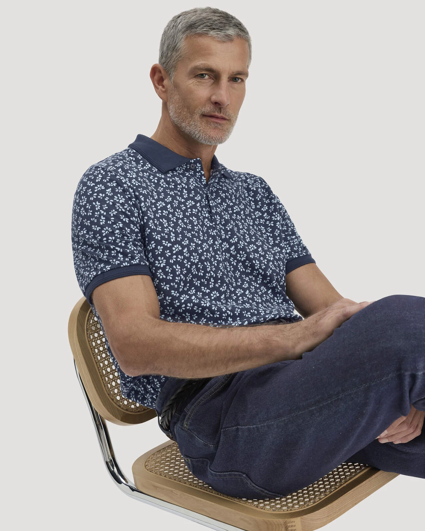 hessnatur Herren Print Piqué Polo Relaxed aus Bio-Baumwolle - blau - Größe 46 – Ansicht 4