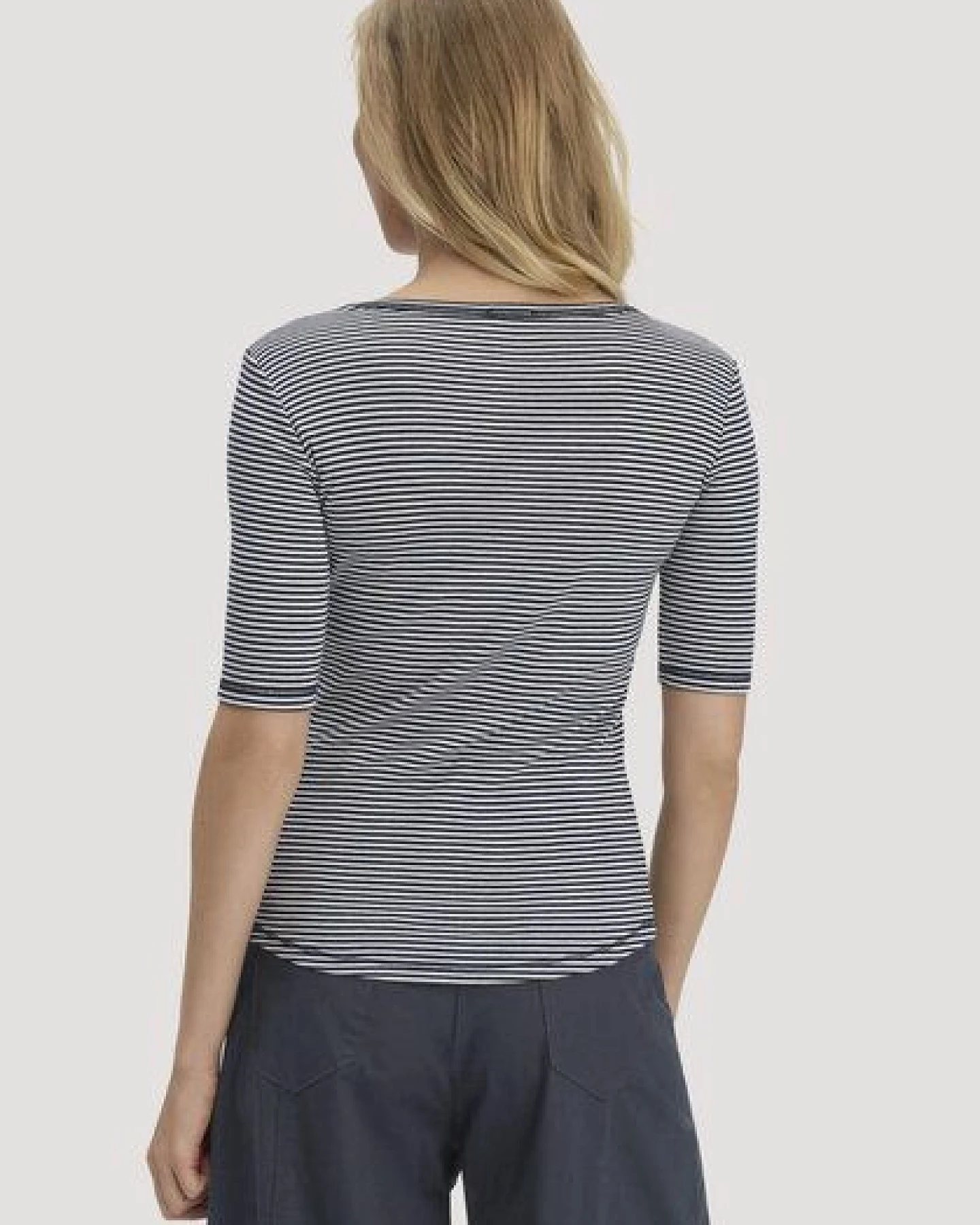 hessnatur Softrib Streifen T-Shirt Fitted aus Bio-Baumwolle und TENCEL Modal – Ansicht 2