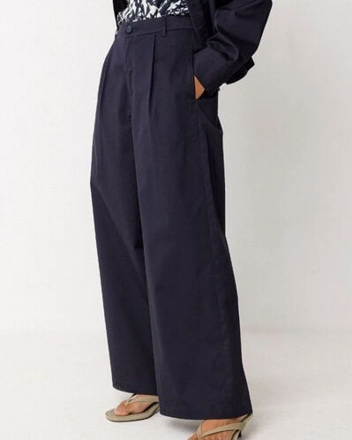 SKFK Lockere Bundfaltenhose "Ena" aus Biobaumwolle