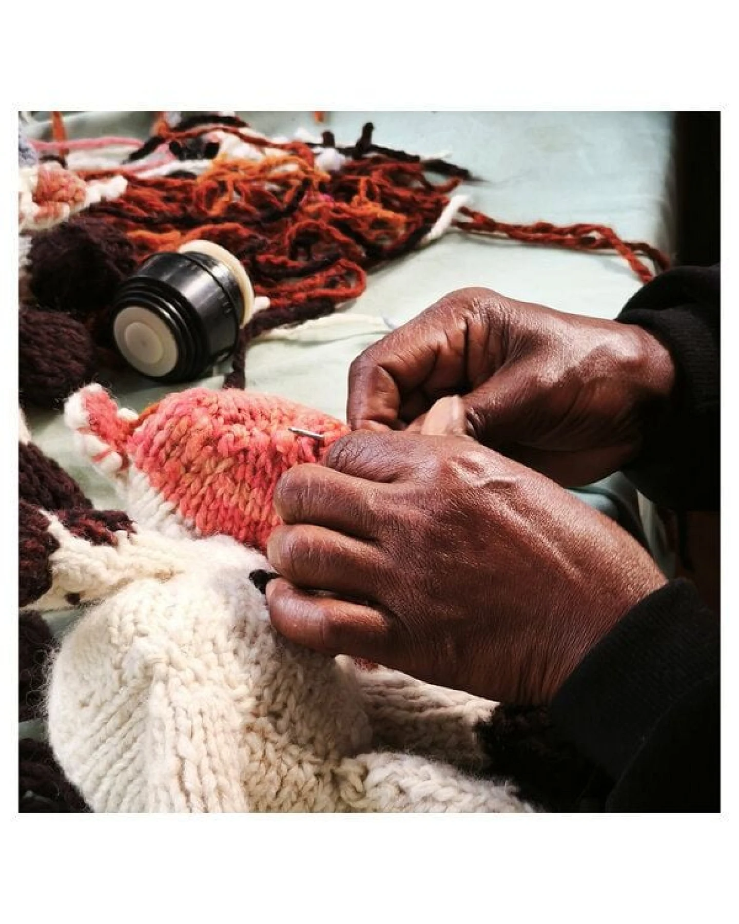 Kenana Knitters Stofftier LÖWE aus Bio-Baumwolle. Made in Africa. – Ansicht 4