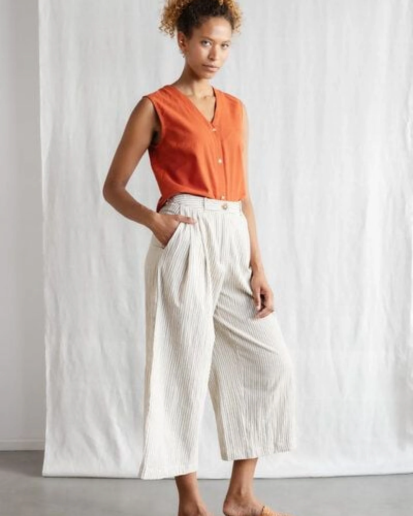 Jyoti - Fair Works Baumwoll Culotte Awasi Grau-Weiß – Ansicht 2
