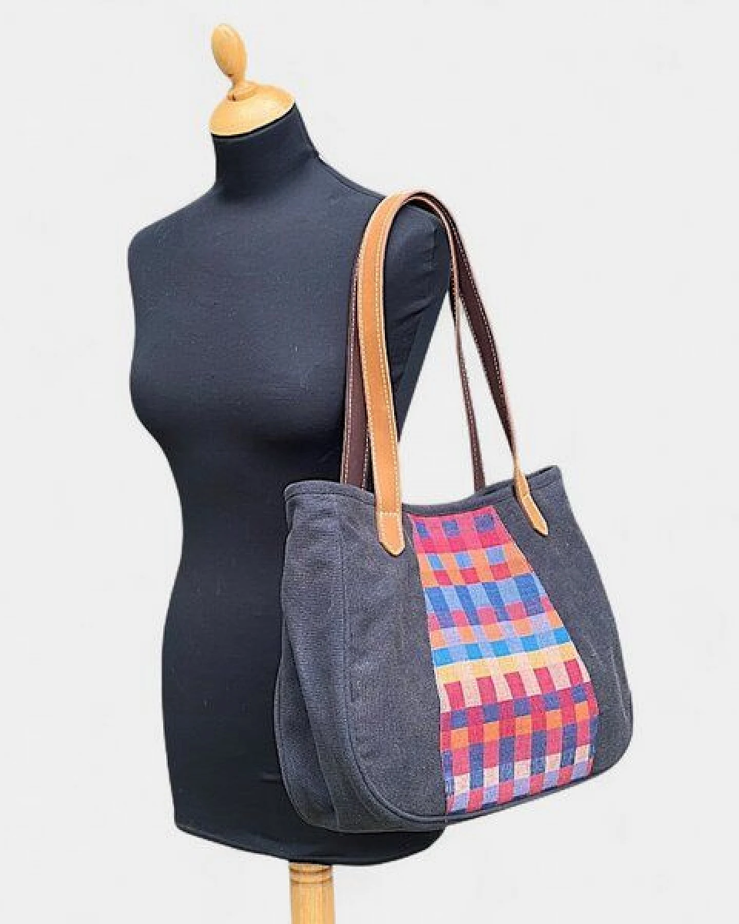 Dragolina Schultertasche/ Shopper Bente mit Webstoff der Pwo Karen – Ansicht 2