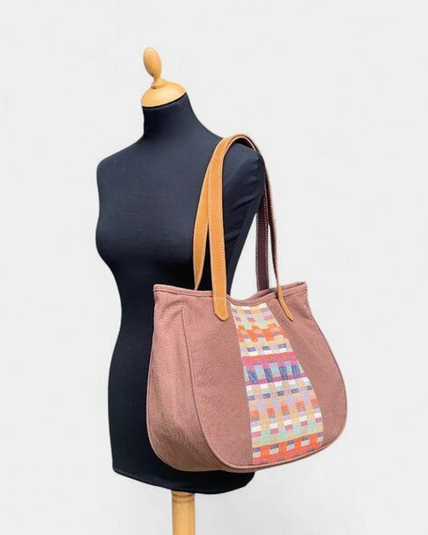 Dragolina Schultertasche/ Shopper Bente mit Webstoff der Pwo Karen – Ansicht 2