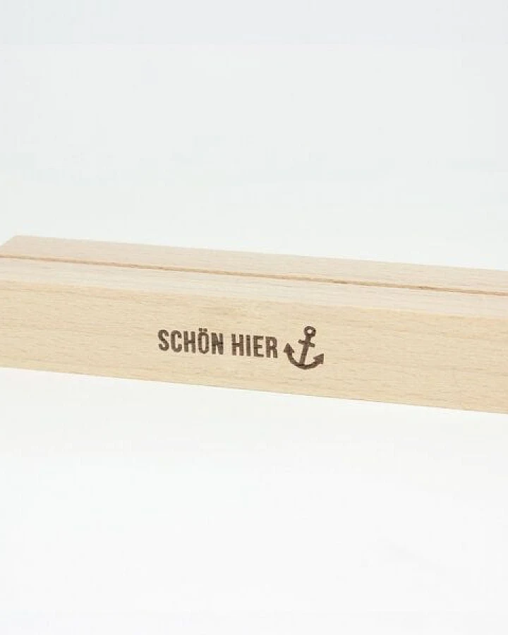 Bow & Hummingbird Kartenständer Schön hier aus nachhaltigem Buchenholz – Kartenhalter Holz – maritim Deko – Fotohalter – Anker Geschenk
