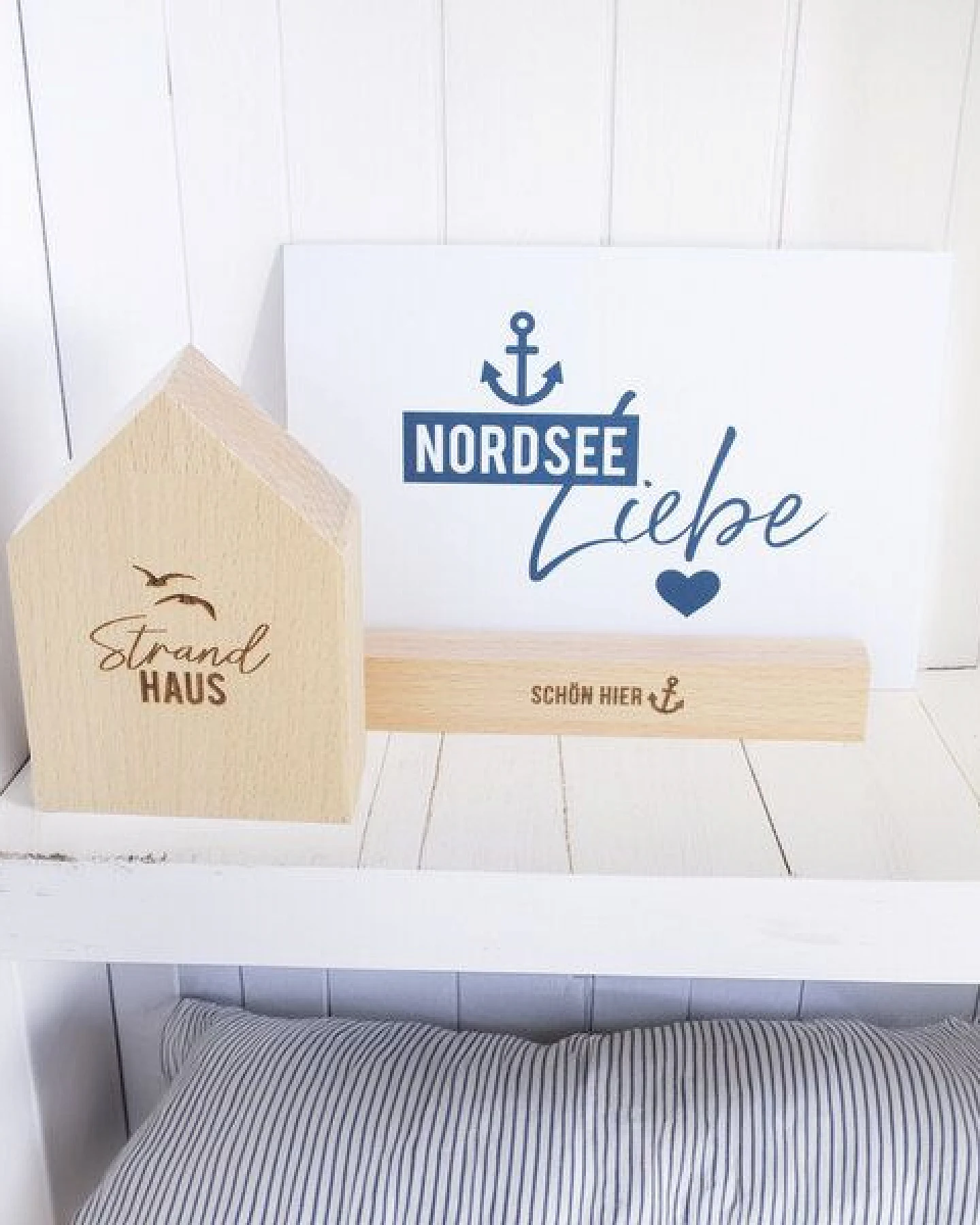 Bow & Hummingbird Kartenständer Schön hier aus nachhaltigem Buchenholz – Kartenhalter Holz – maritim Deko – Fotohalter – Anker Geschenk – Ansicht 2