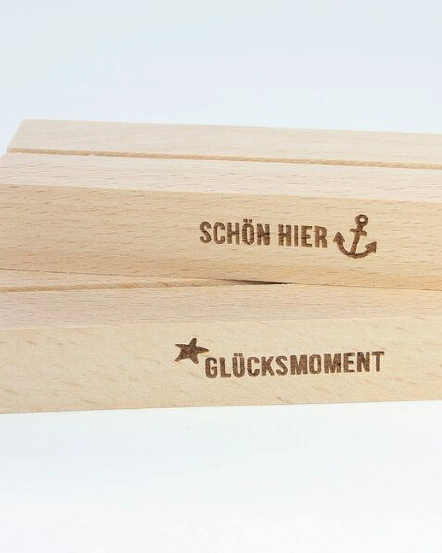 Bow & Hummingbird Kartenständer Schön hier aus nachhaltigem Buchenholz – Kartenhalter Holz – maritim Deko – Fotohalter – Anker Geschenk – Ansicht 3