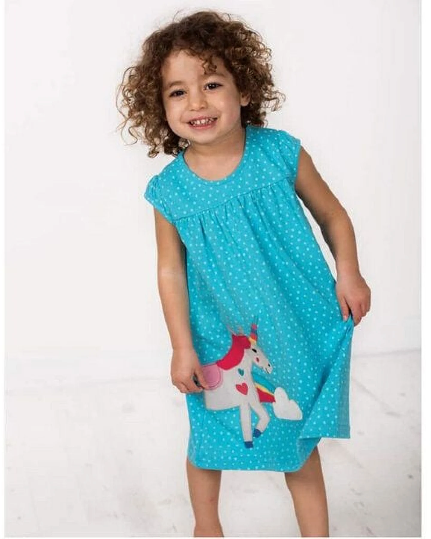 Frugi Jersey-Sommerkleid mit Einhorn-Applikation in türkis mit Punkten – Ansicht 2