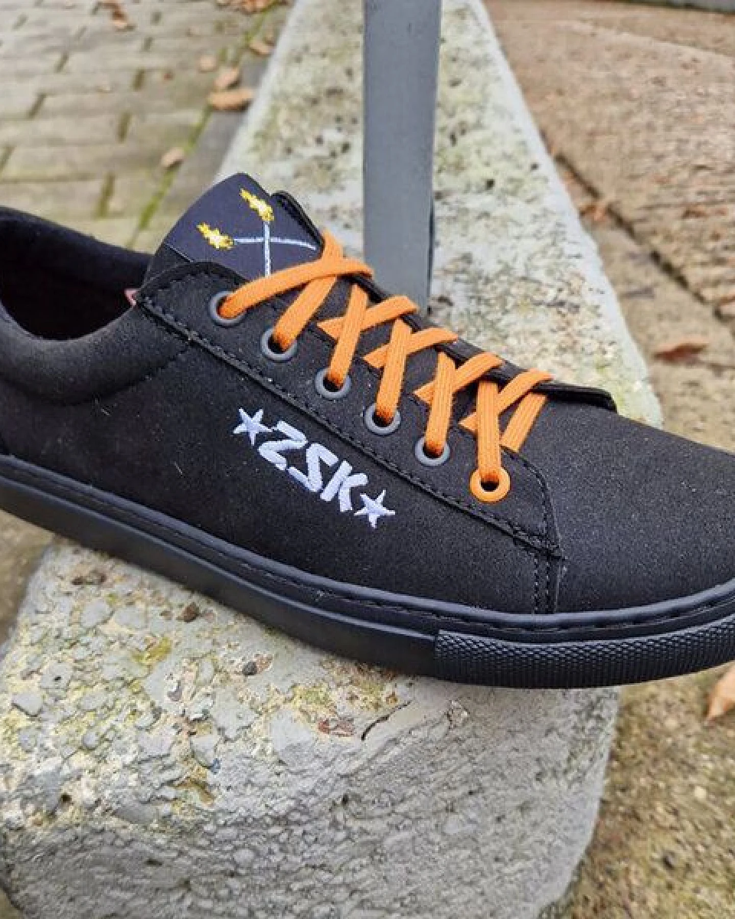 Fairticken vegane limitierte Sneaker der Punkband ZSK – Ansicht 2