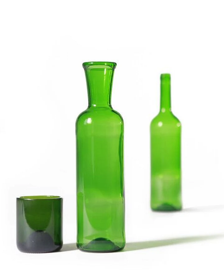 SAMESAME Grüne Upcycling Karaffe aus Bordeauxflasche mit Becher (0,75l)