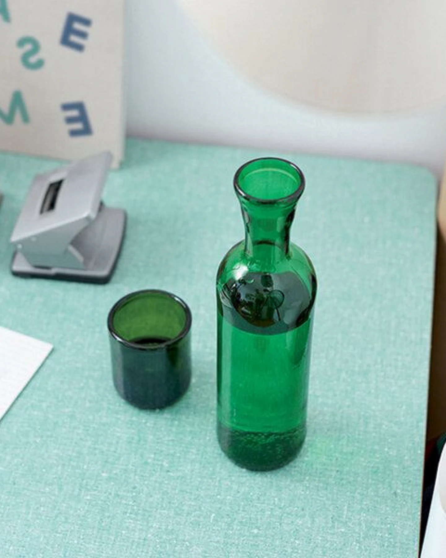 SAMESAME Grüne Upcycling Karaffe aus Bordeauxflasche mit Becher (0,75l) – Ansicht 2