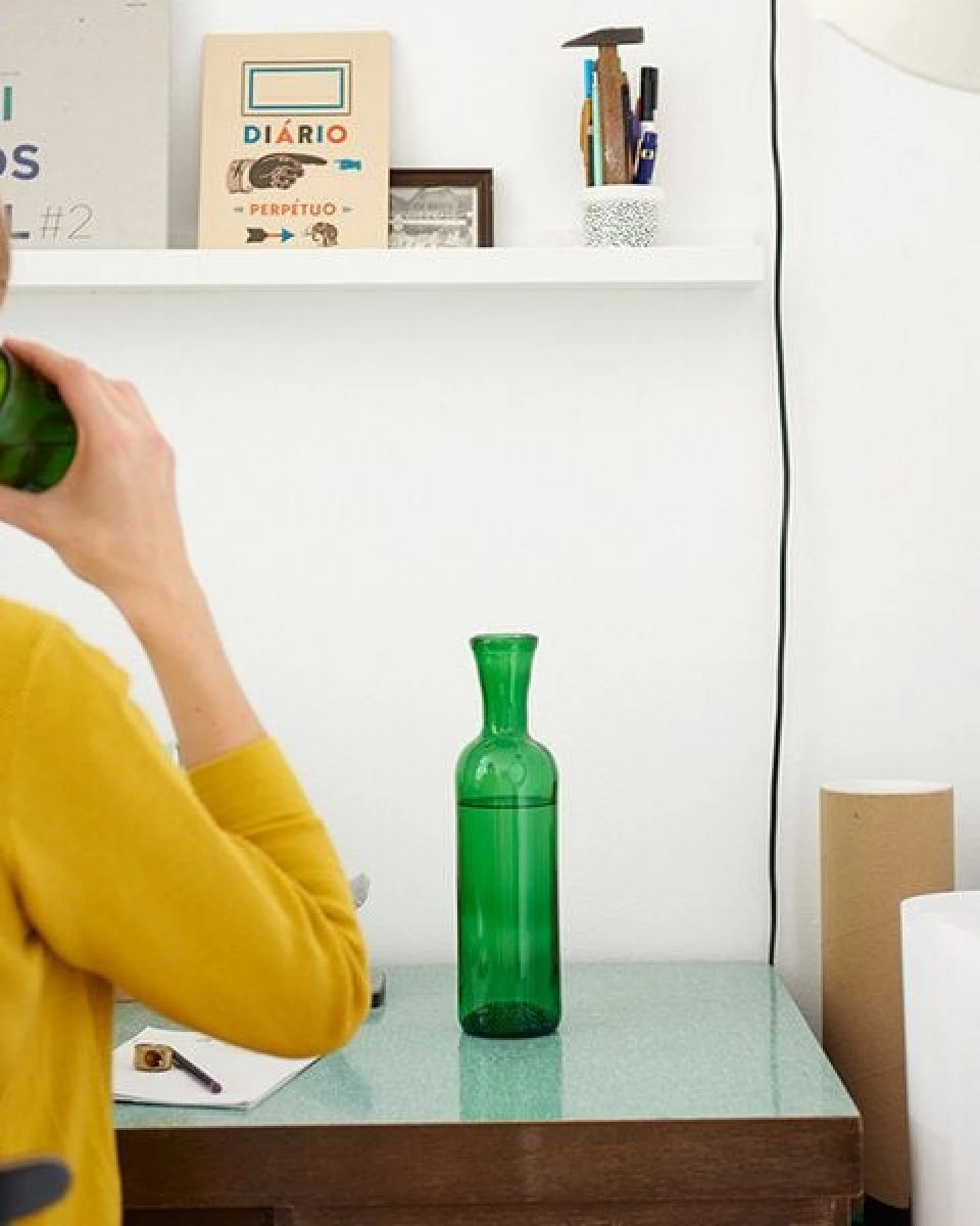 SAMESAME Grüne Upcycling Karaffe aus Bordeauxflasche mit Becher (0,75l) – Ansicht 3