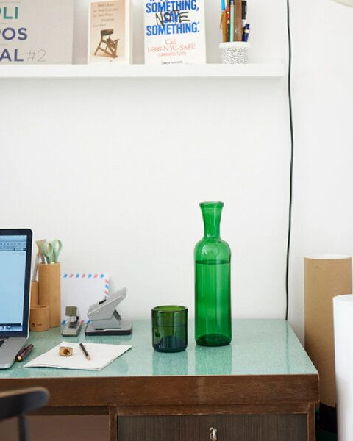 SAMESAME Grüne Upcycling Karaffe aus Bordeauxflasche mit Becher (0,75l) – Ansicht 4