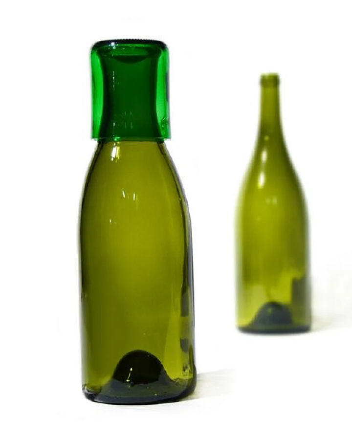 SAMESAME Upcycling Glaskaraffe aus Magnum-Burgunderflasche mit grünem Becher (1,5 l)