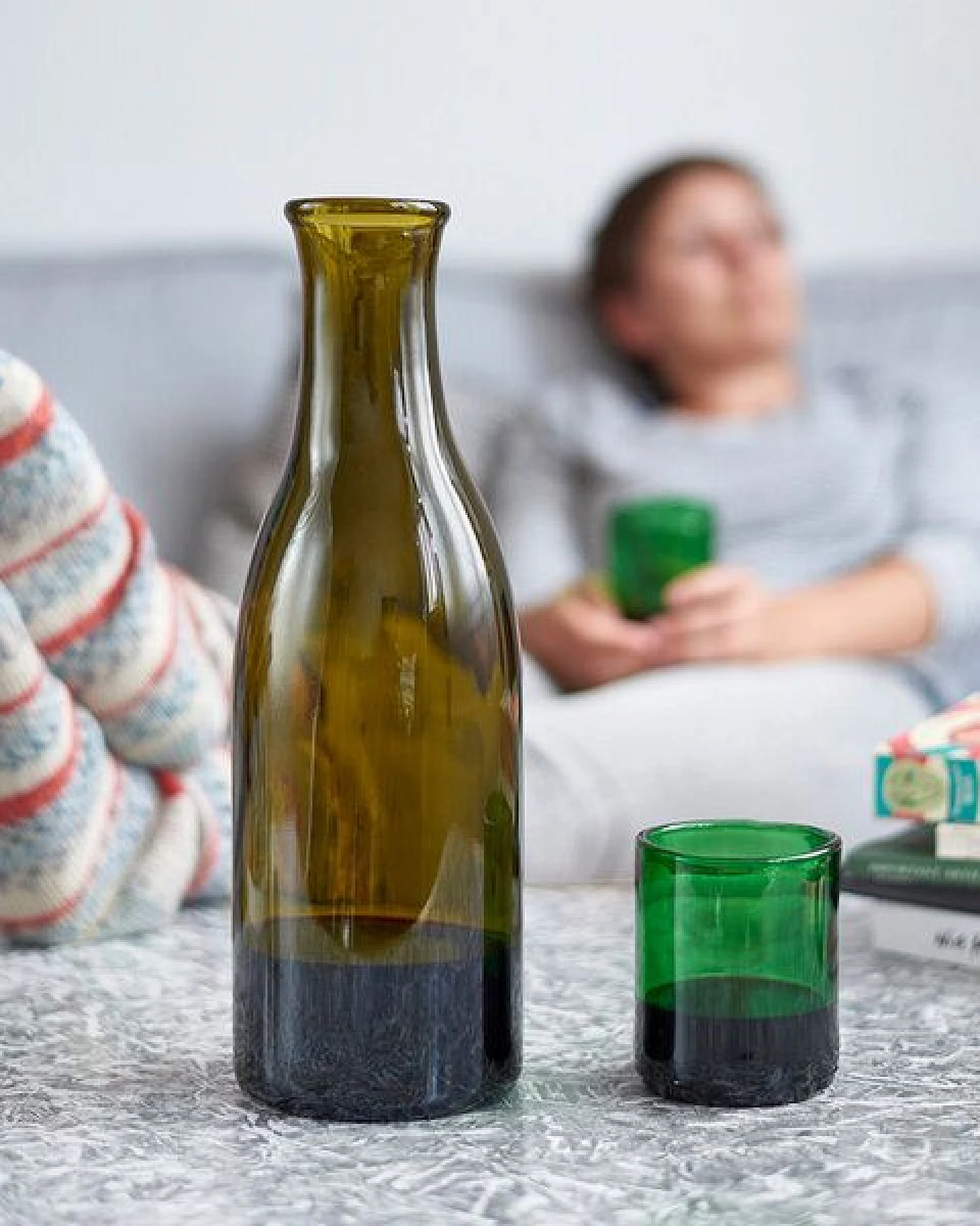 SAMESAME Upcycling Glaskaraffe aus Magnum-Burgunderflasche mit grünem Becher (1,5 l) – Ansicht 2