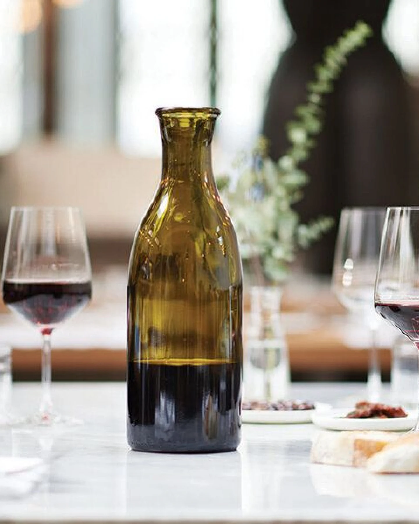 SAMESAME Upcycling Glaskaraffe aus Magnum-Burgunderflasche mit grünem Becher (1,5 l) – Ansicht 3