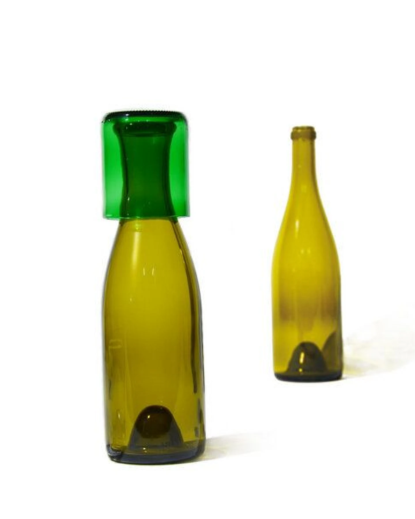 SAMESAME Upcycling Glaskaraffe aus Burgunderflasche mit Becher (0,75l) – Ansicht 2