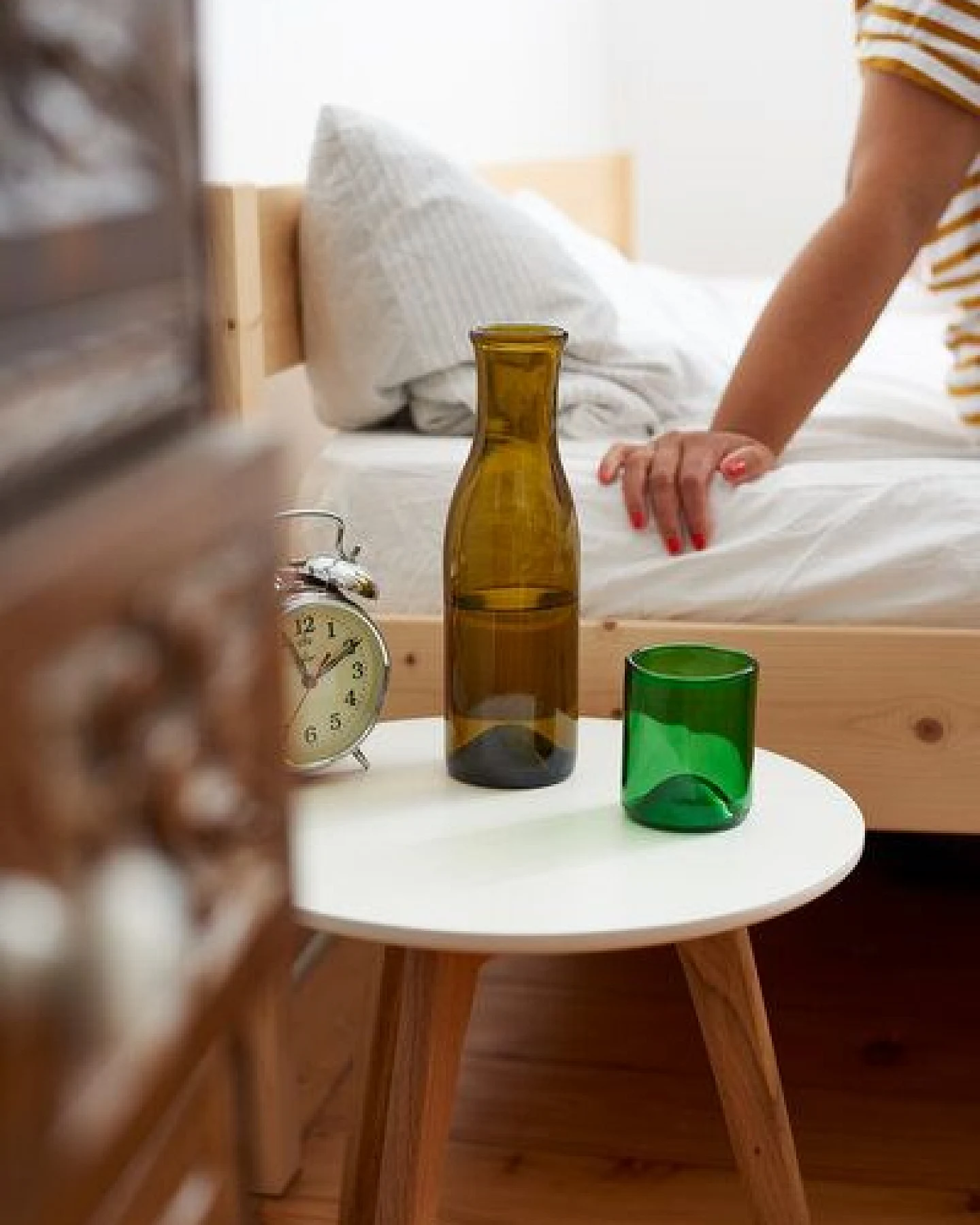SAMESAME Upcycling Glaskaraffe aus Burgunderflasche mit Becher (0,75l) – Ansicht 3
