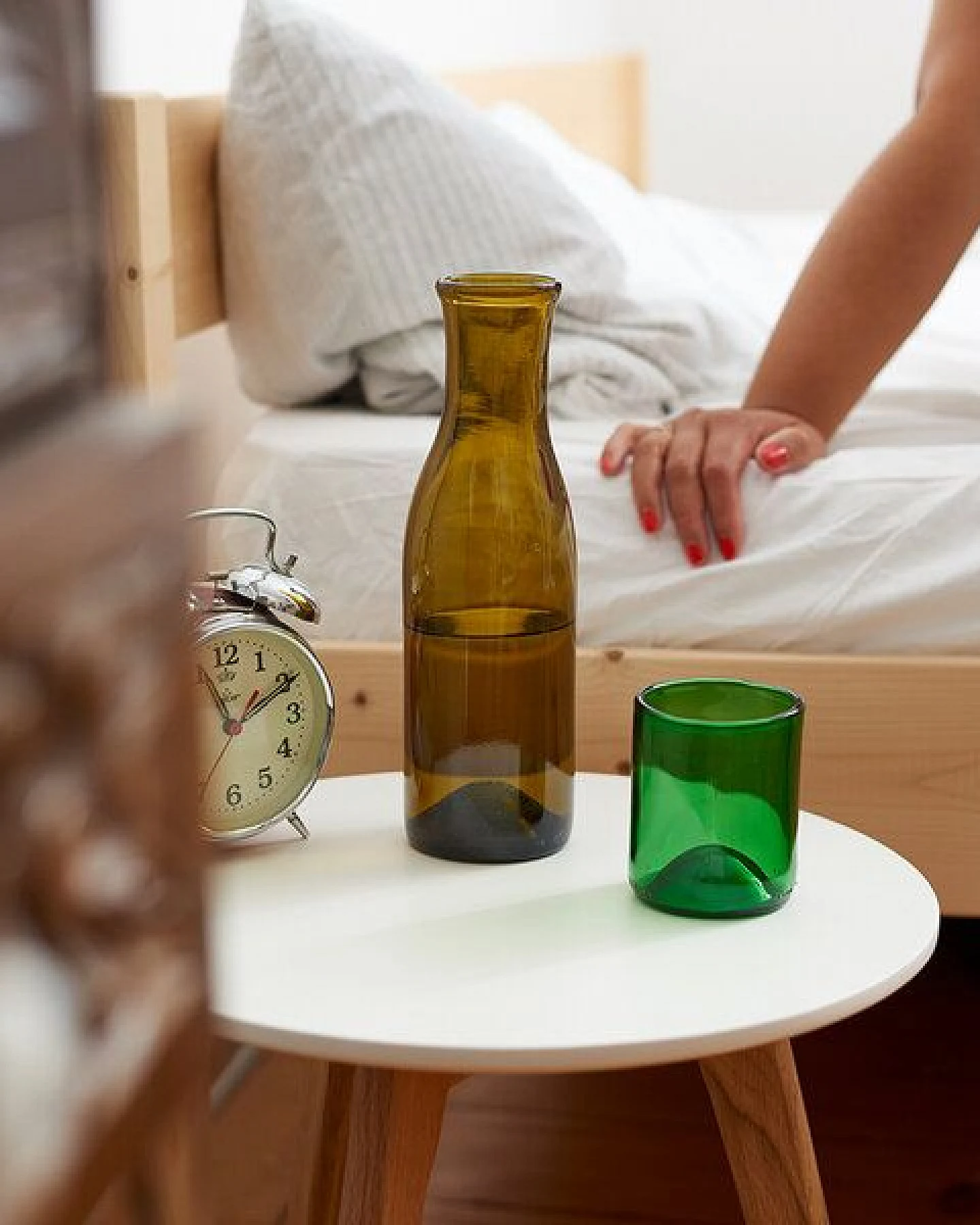 SAMESAME Upcycling Glaskaraffe aus Burgunderflasche mit Becher (0,75l) – Ansicht 4