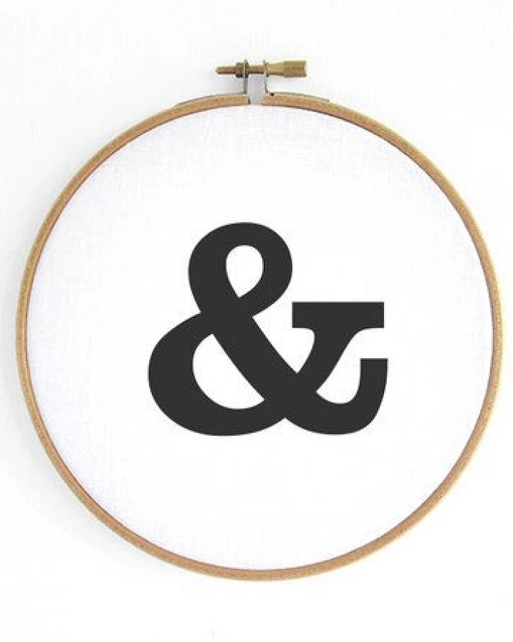 renna deluxe Ampersand im Stickrahmen