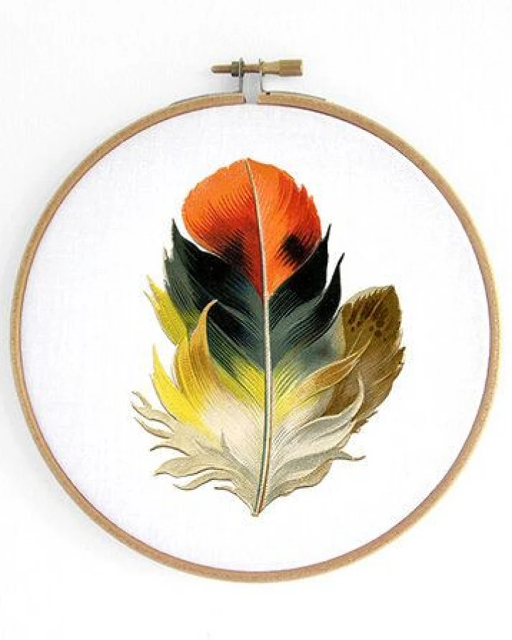 renna deluxe Feder in Orange im Stickrahmen