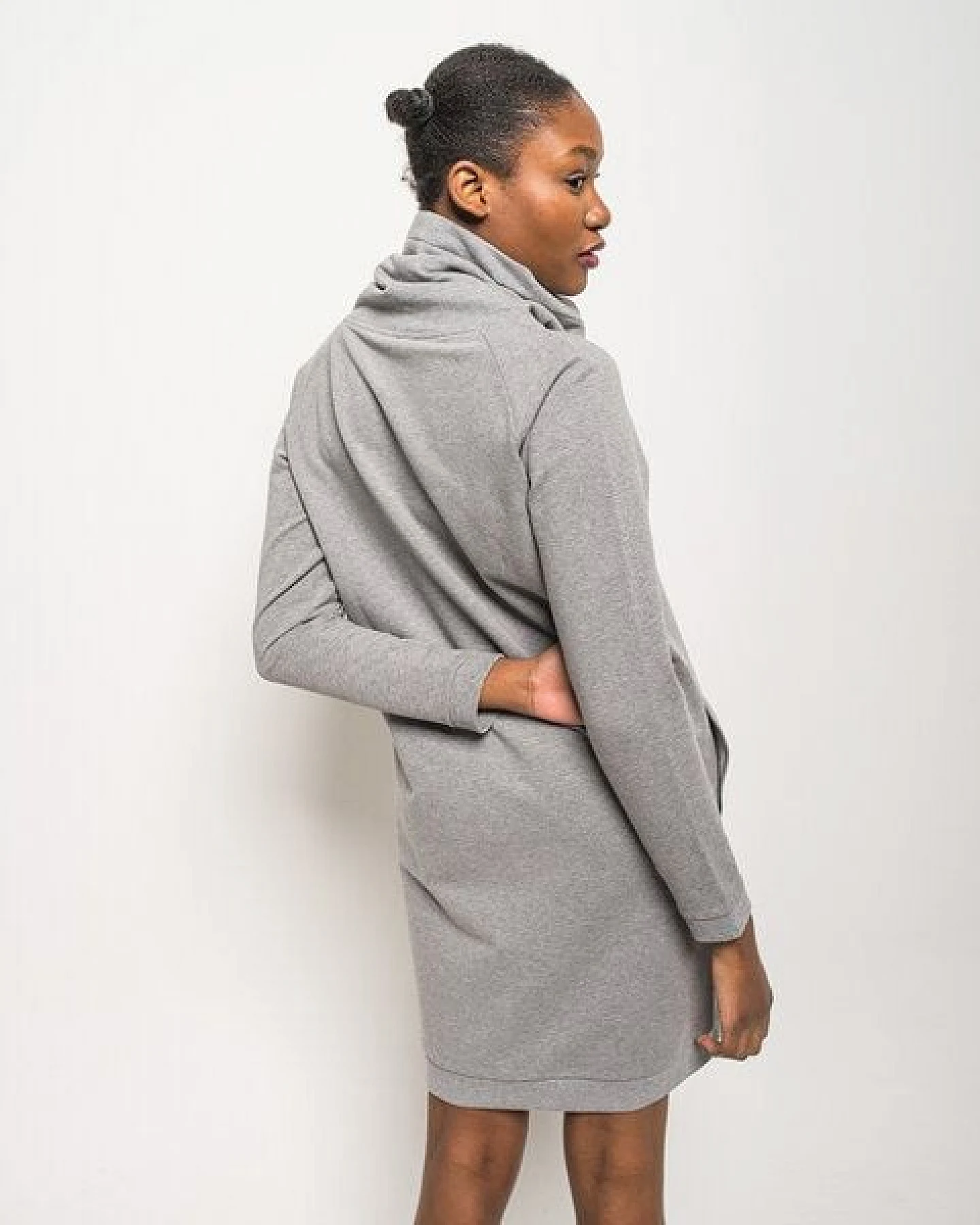 Alma & Lovis Sweatkleid aus Bio-Baumwolle – Ansicht 4